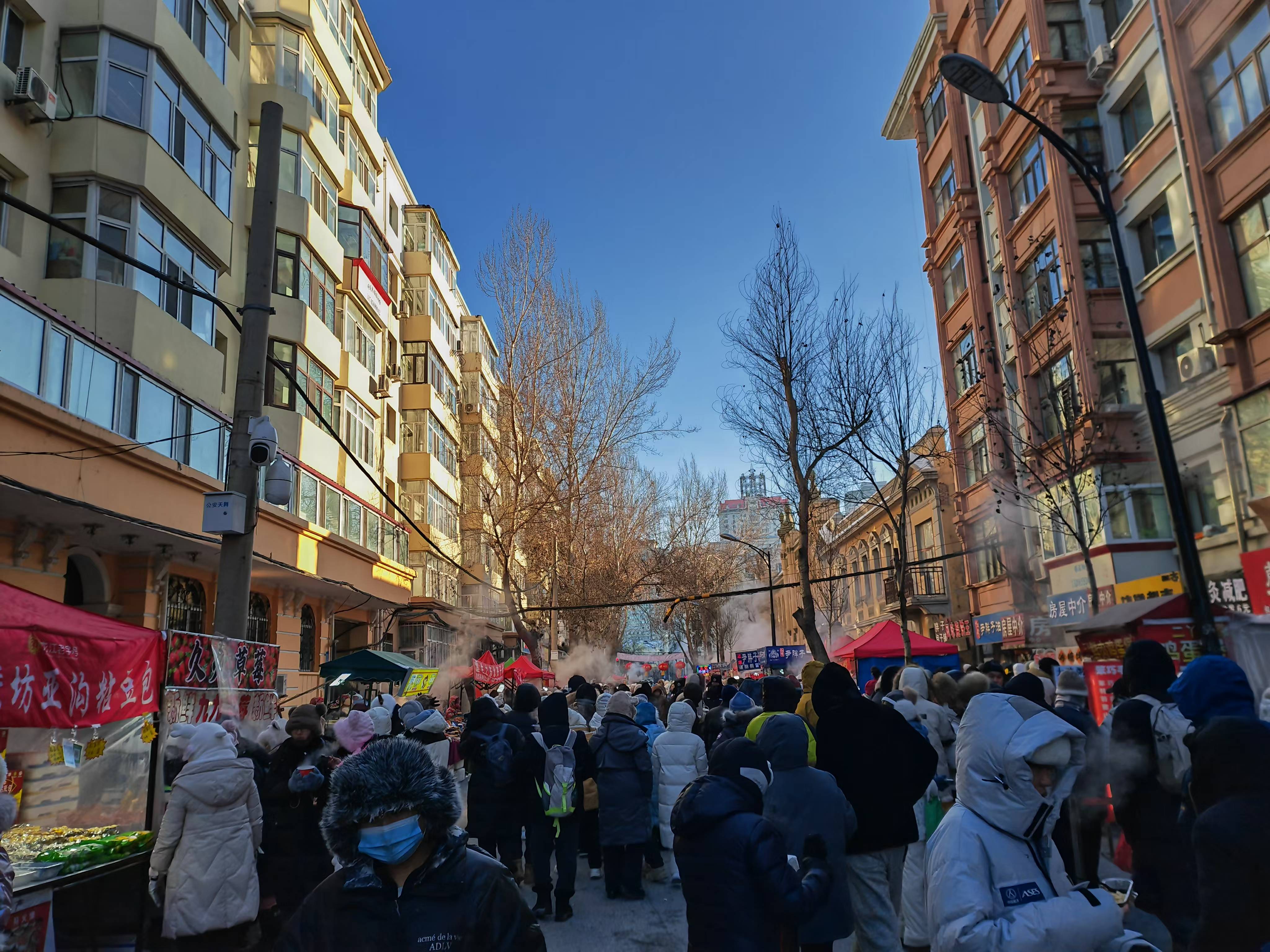 哈爾濱紅專街早市，人來人往非常熱鬧。人民網記者 王天樂攝