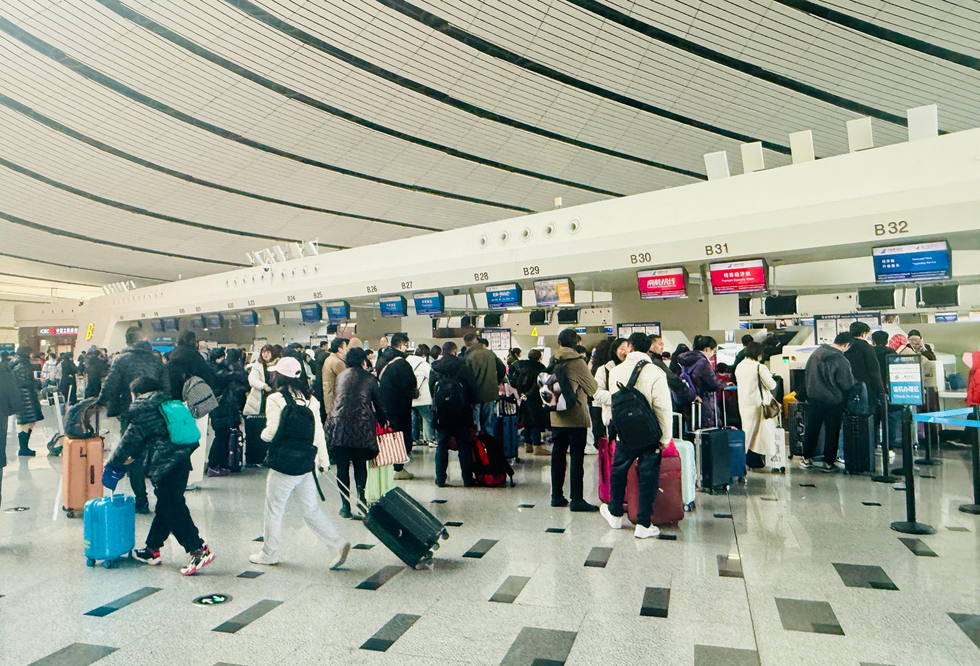 旅客在排隊辦理乘機手續。人民網記者 喬雪峰攝