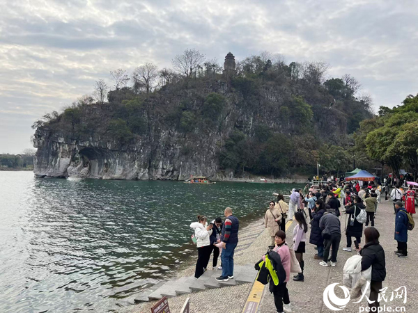 游客在桂林象鼻山景区游玩。人民网记者 杜燕飞摄