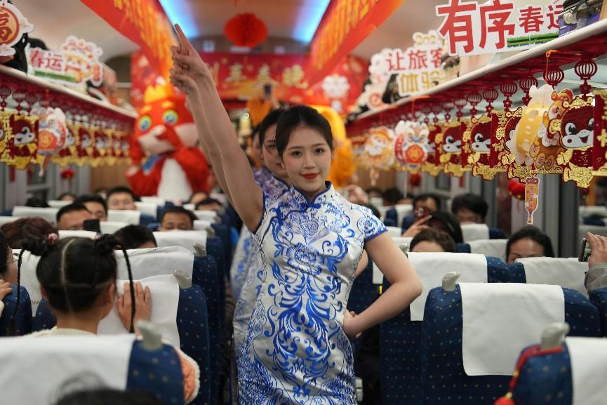 列車乘務員身穿青花瓷元素服飾表演節目。人民網 歐陽易佳攝