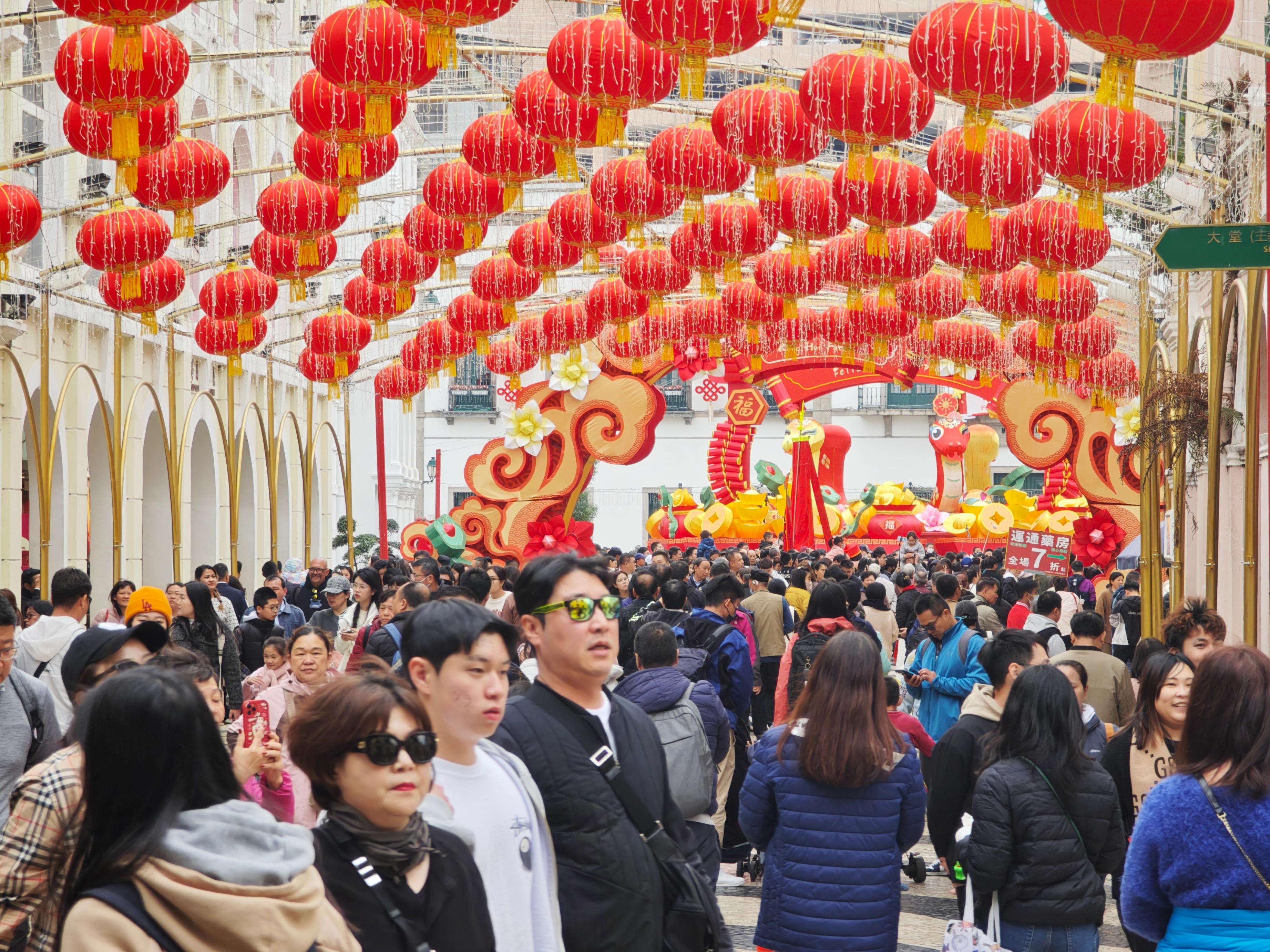 澳门乙巳新春各景点游人如织。人民网记者 王天乐摄