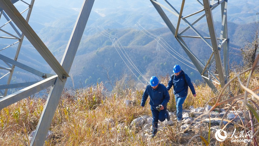 深山“踏寒”巡线人