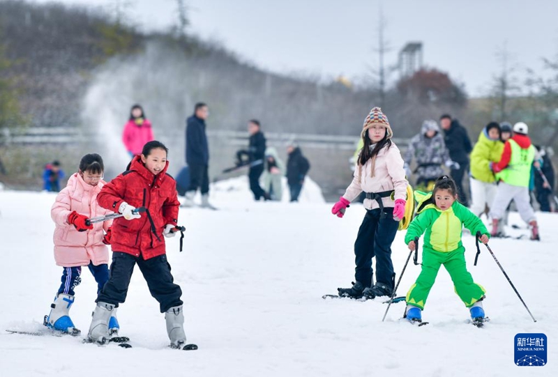 2月23日，滑雪爱好者在贵阳市高坡云顶滑雪场滑雪。新华社记者 杨文斌摄