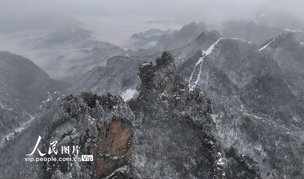 湖南張家界：春雪染峰林