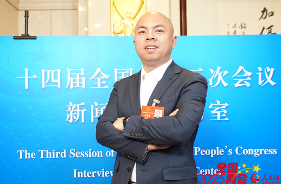 全国人大代表、浙江省湖州市安吉县余村村党支部书记汪玉成。人民网记者 葛泰佚摄