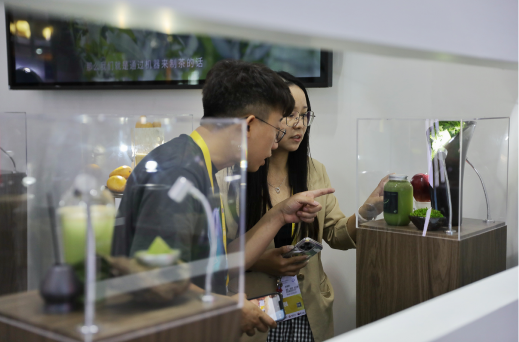 观展者正在了解健康饮品背后的供应链。人民网记者 黄盛摄