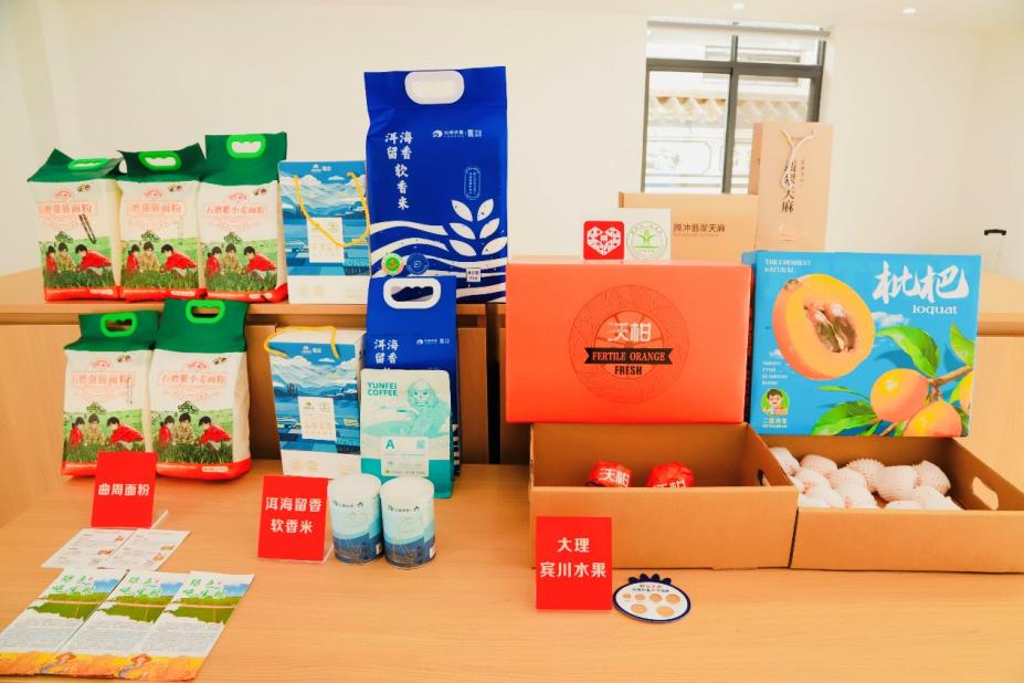 楊靜將優質的小院農產品上架電商平台，幫助農戶增收。劉長白攝