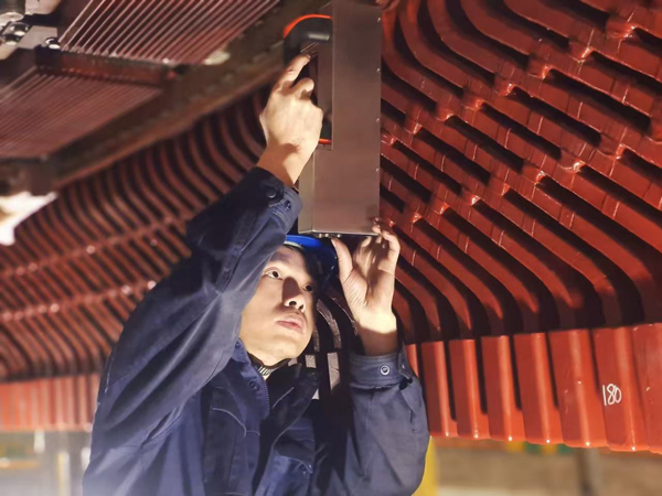 葉祥友在檢修現場使用空氣間隙測量裝置測量檢修數據。楊瓊文攝