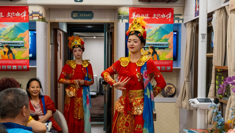 中国铁路成都局向东北发射了第一架跨境旅游火