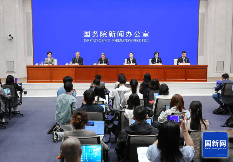 国新办举行新闻发布会介绍《中华人民共和国民营经济促进法》有关情况。图片来源：国新网