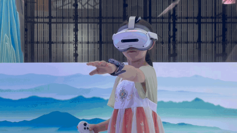 小朋友體驗VR眼鏡。