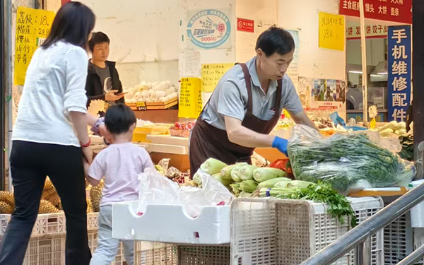 家門口的菜市場方便居民日常生活。人民網記者 喬業瓊攝