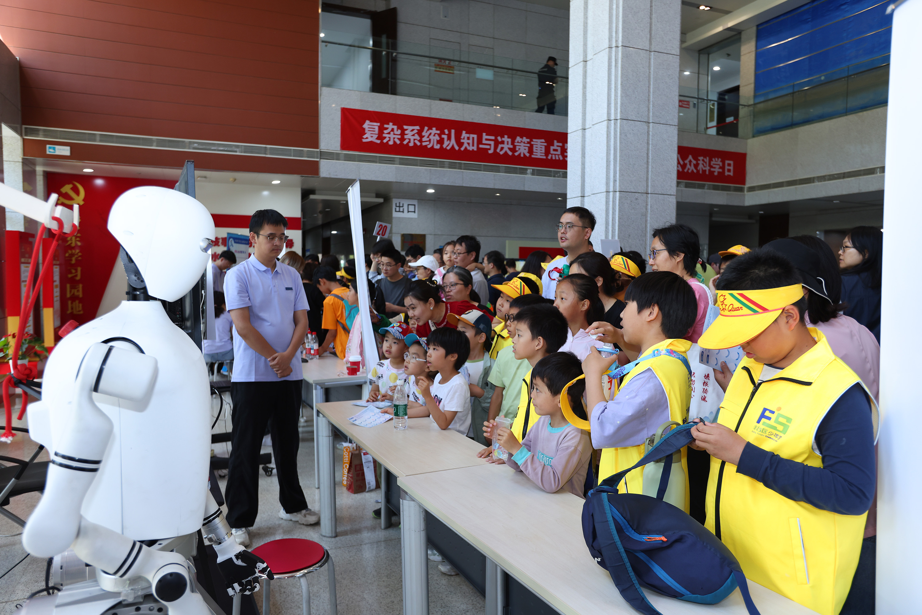 观众参观Q系列机器人项目。中国科学院自动化研究所供图