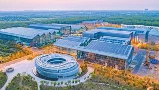 助力中國科創 逐夢“星辰大海”為了讓科研主體放開手腳創新創造，發揮高能級科創平台作用，持續提升原始創新能力，2016年，中國開始建設綜合性國家科學中心，使之成為承載國家使命的全國科技創新重要力量。9年間，上海張江、安徽合肥、北京懷柔、粵港澳大灣區、陝西西安等五大綜合性國家科學中心先后獲批建設，在原始創新、產研轉化、招才引智、加快培育新質生產力等方面持續發揮作用，為中國加快建設科技強國、實現高水平科技自立自強貢獻力量。