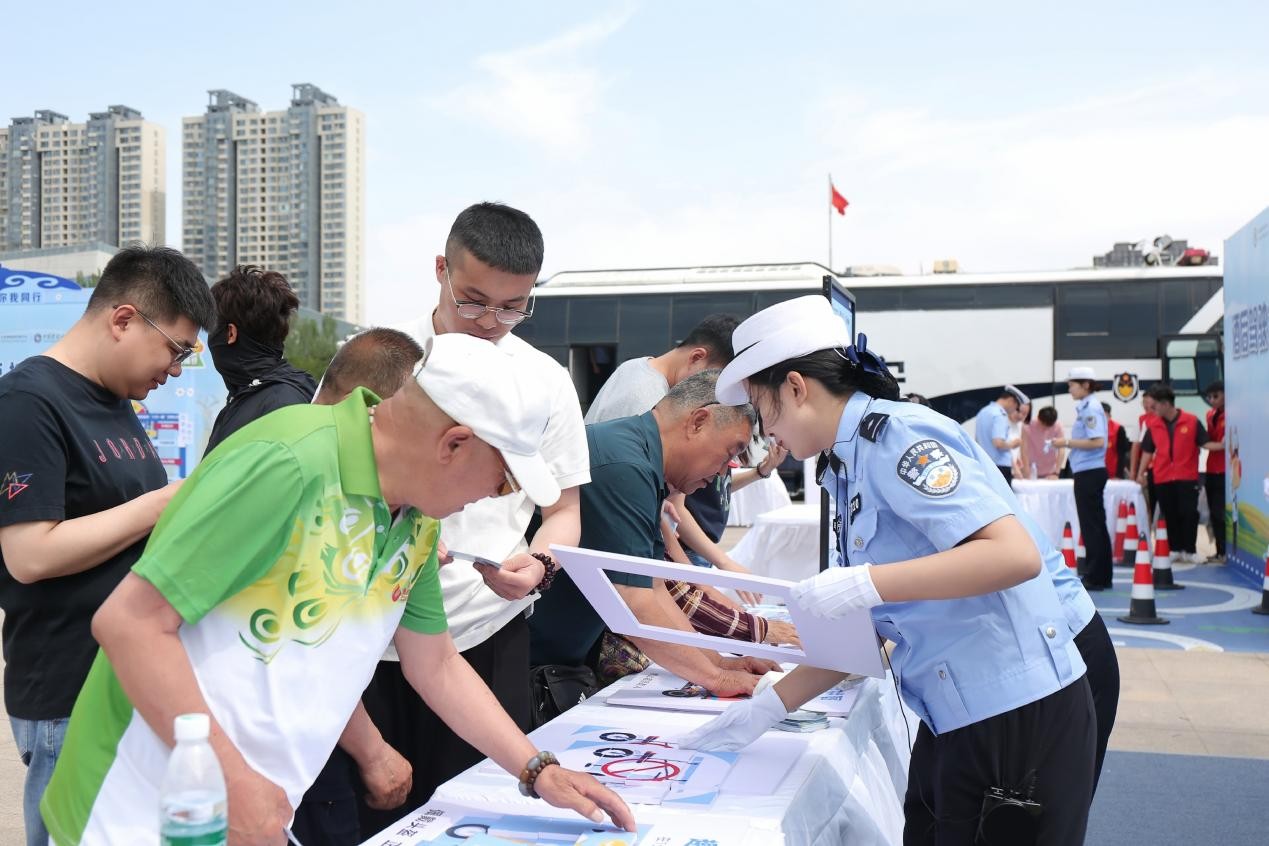 “文明鹿城 安全骑行”主题宣传活动现场。（受访者供图）