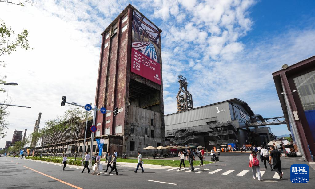 北京市首钢园，工业遗存风貌和现代会展有机融合，展现出独特的魅力。新华社记者 陈晔华摄