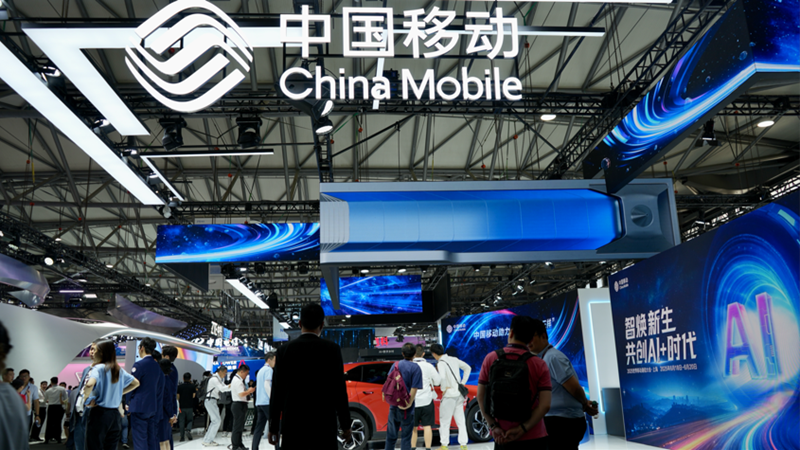 中国移动展厅吸引众多参展者。人民网 严小晶摄