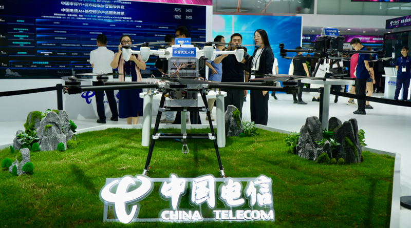 中国电信展厅展出多款低空设备。人民网 严小晶摄