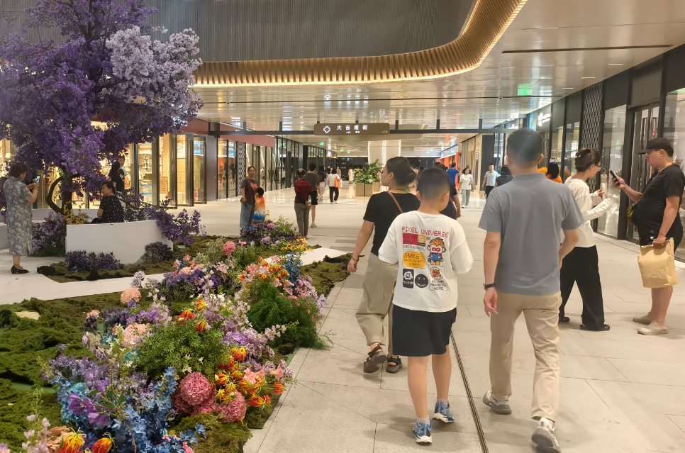 华灯初上，北京市西城区大吉巷商业街区内人来人往。人民网记者 乔业琼摄