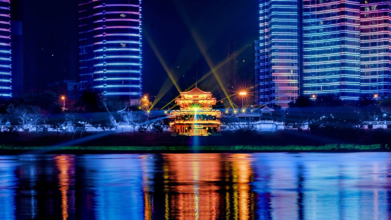励丰文化公司参与打造的湖南省衡阳市湘江之上灯光秀。资料图片
