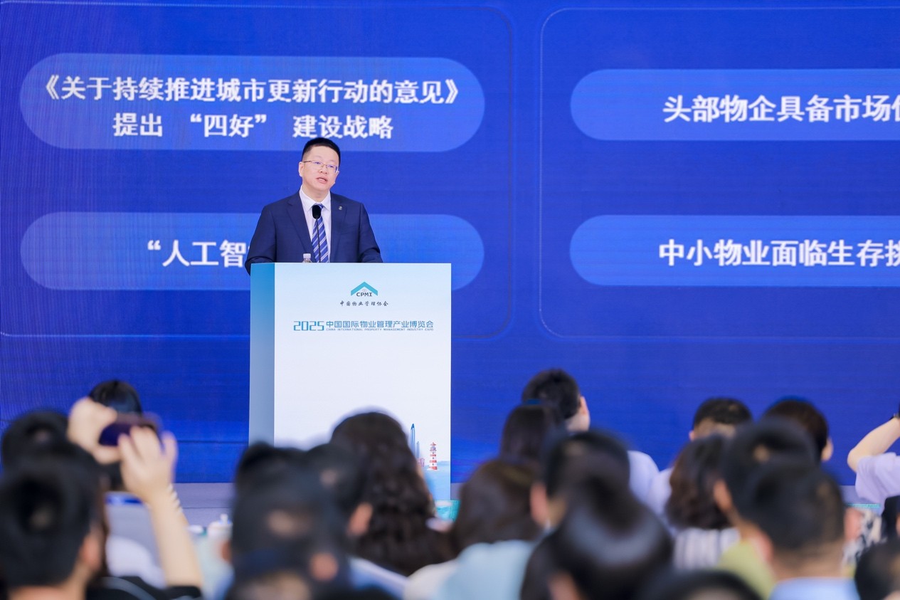 招商局積余黨委書記、董事總經理陳智恆作演講。
