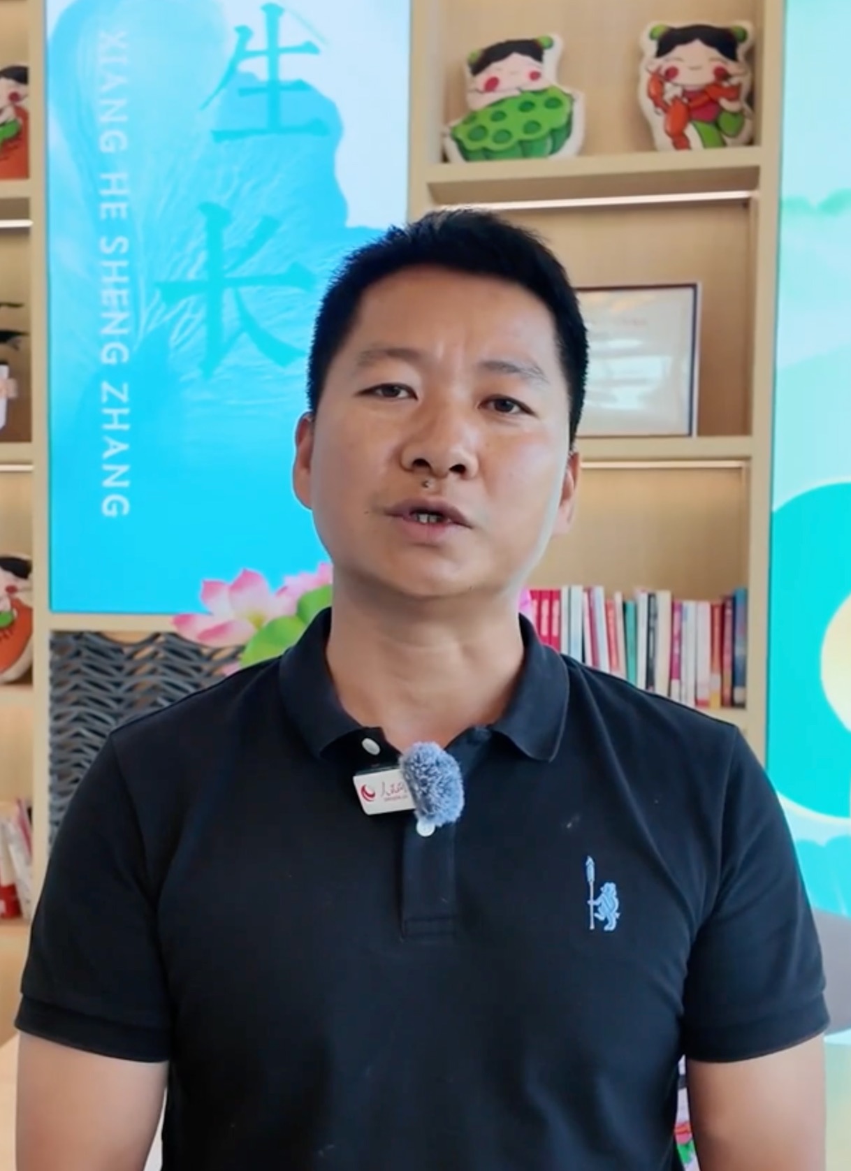 杨海亮蓝塘寺村乡村CEO查看详情行进中国 | 乡村来了“CEO”“除了灯塔项目，我们还引入专业运营机构，对村里的闲置农房进行改造，希望打造集文化创意、田园休闲、康养旅居等于一体，社群集结的康养生活社区，未来新乡村。”杨海亮笑着说，“现在民宿供不应求了，附近的农民一看出租农房不光能拿到流转租金，房屋也有了专人来打理，觉得这种模式好，已经有越来越多人联系我们。”
