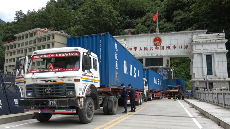 拉薩海關關員對入境貨車進行查驗。趙方逍攝