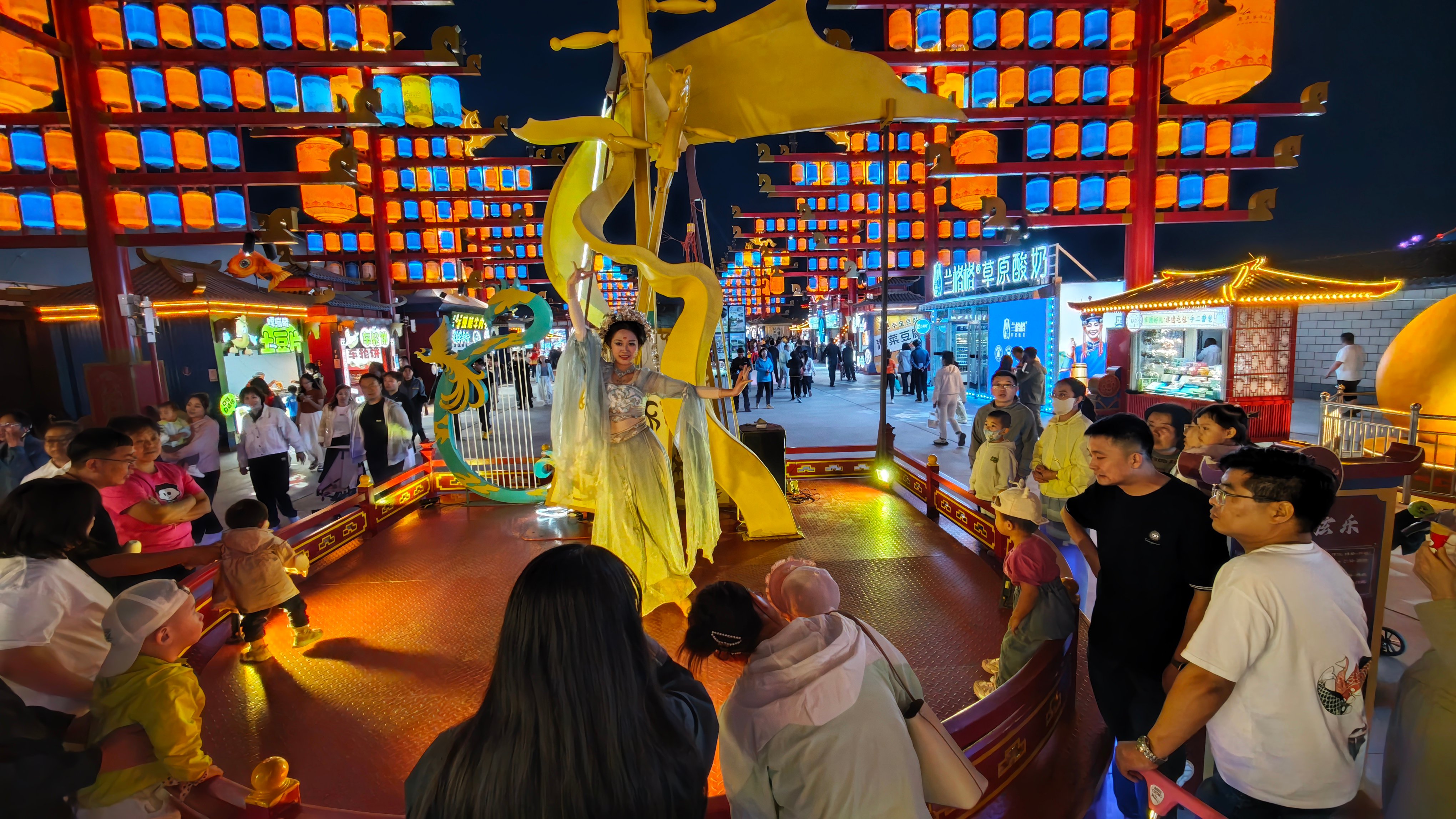行进中国｜乌兰察布之夜，越“夜”越火热  