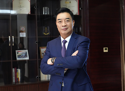 范現國今麥郎集團董事長          商業向善，就是讓老百姓多受益          “食品企業的關鍵不是長板短板，而是底板。做食品要如履薄冰，敬畏每一份信任。”范現國坦言，未來的商業競爭核心是“商業向善”，而極致的好產品本身就是善意。置身日益國際化、多元化的本土競爭環境，市場各方須以全球視野看市場。“消費升級的背后實際是消費者的認知在升級。認知越升級，消費越理性。真正的商業文明在於推動社會不斷進步。”【閱讀全文】