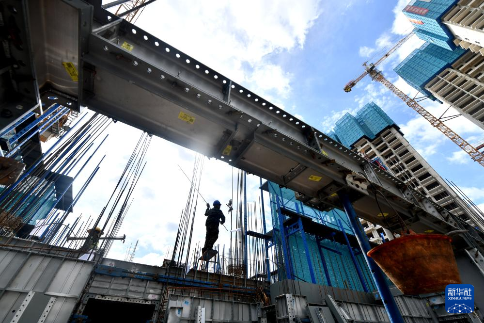  7月21日，中铁二十局工人在南宁市鸡村城中村改造项目建设现场施工作业。    今年以来，广西壮族自治区财政厅累计筹措各类补助资金约34亿元，支持城镇保障性安居工程建设，为推动“好房子”建设、改善群众高品质居住需要提供了有力支撑。