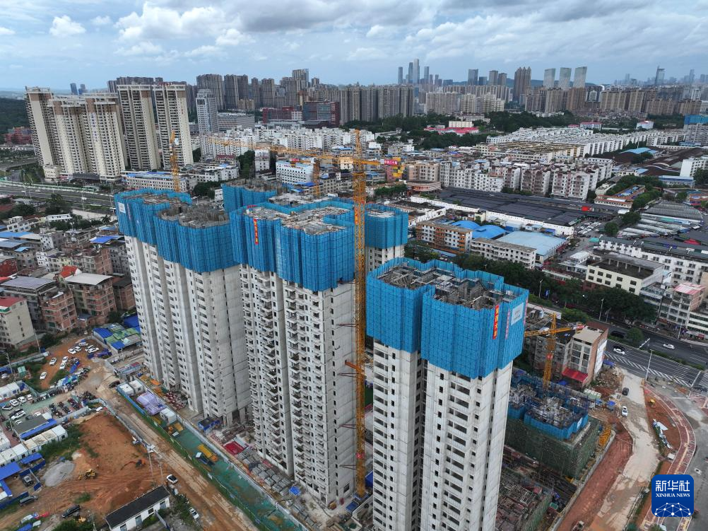 这是7月21日拍摄的南宁市鸡村城中村改造项目建设现场（无人机照片）。