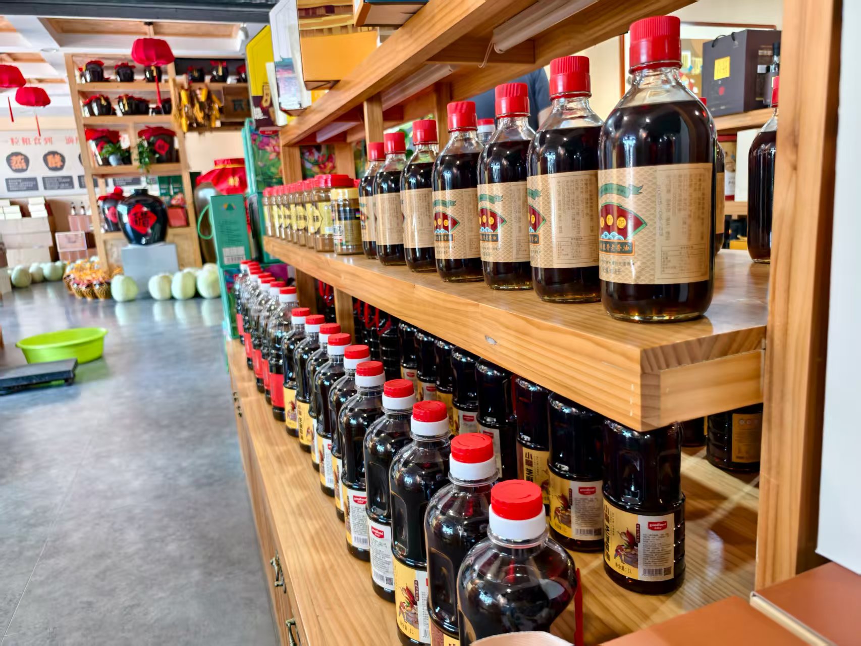 在司钦学经营的线下展示店，摆满了当地生产的农副产品。人民网记者 李栋摄