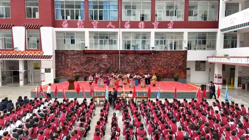 成都分行驻村干部在藏区小学开展金融知识进校园活动