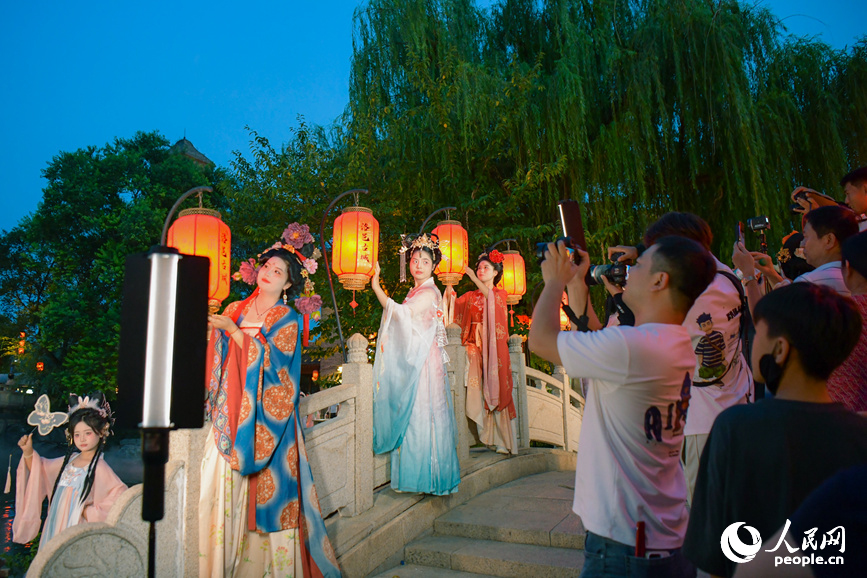 行进中国|古今交融添新韵 暑期文旅势头劲