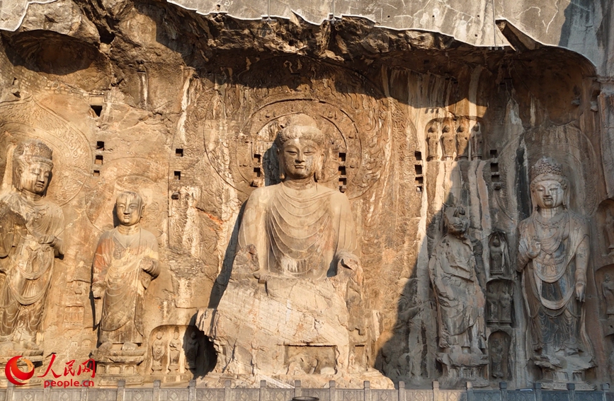 行进中国|龙门石窟游人如织 领略千年石刻魅力