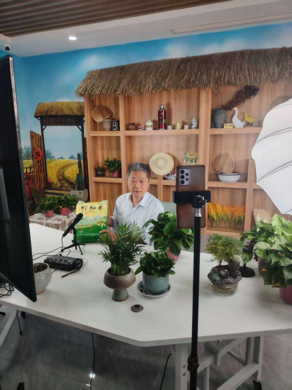 帮扶干部在电商直播室线上售卖农产品。交通银行安徽省分行供图