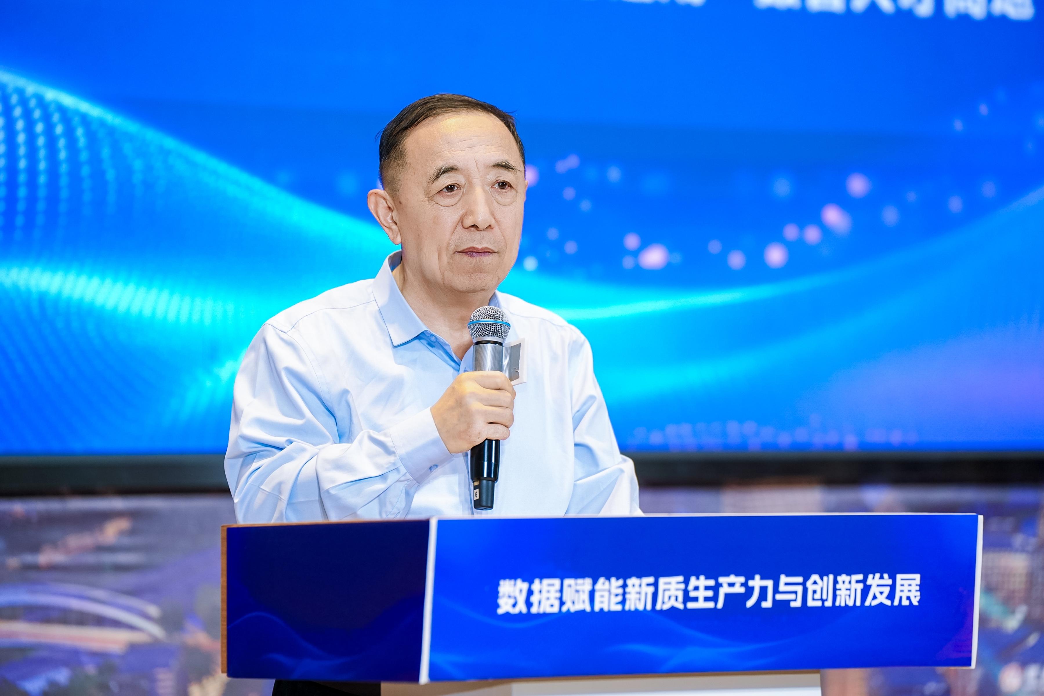 国务院参事室特约研究员、人社部原党组副书记、副部长杨志明在“2025人民数据大会”上致辞。受访者供图