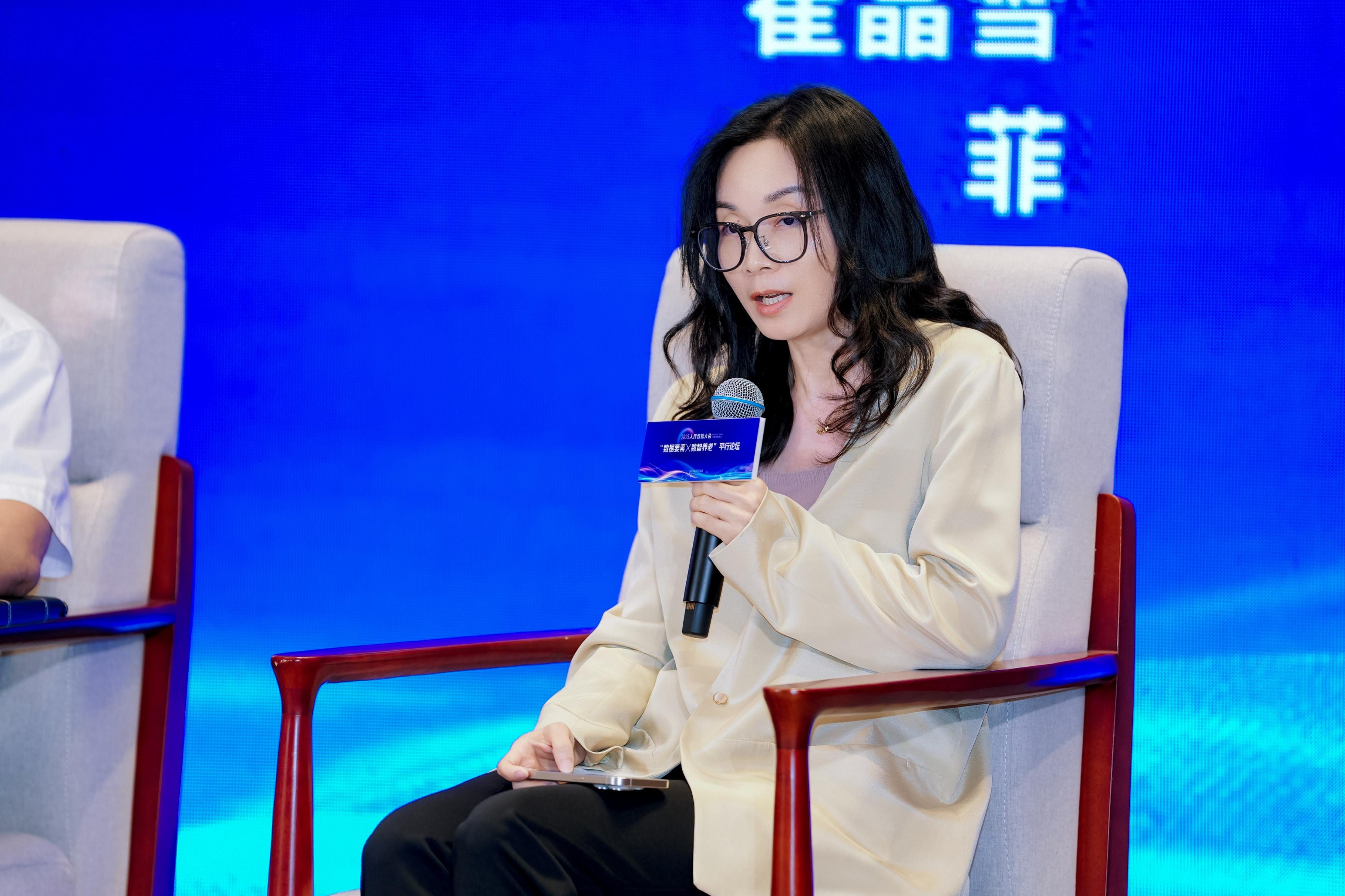 菲鵬集團高級副總裁、抗衰板塊執行董事曹菲發言。主辦方供圖