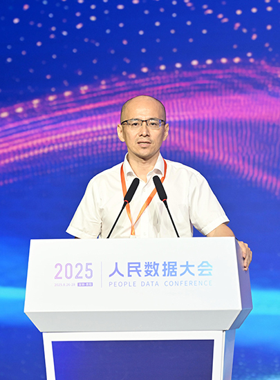 魏亮：數據集建設是提高人工智能性能關鍵                        “在大模型為代表的人工智能技術發展過程中，數據是大模型智慧的來源，任何一個高性能大模型，都離不開高質量的數據集。”            “誰有高質量數據，就可以訓練出一個好用的垂類模型。當垂類大模型在生產中規模使用，會生成更多高質量數據再反饋到該模型中，從而實現‘數據飛輪’效應。”            “隨著‘人工智能+’行動的發布，標志著人工智能進入一個數據驅動的新階段。要通過AI的數據技術、數據工程、數據治理，能夠共同推動高質量數據要素的高效能的供給。”