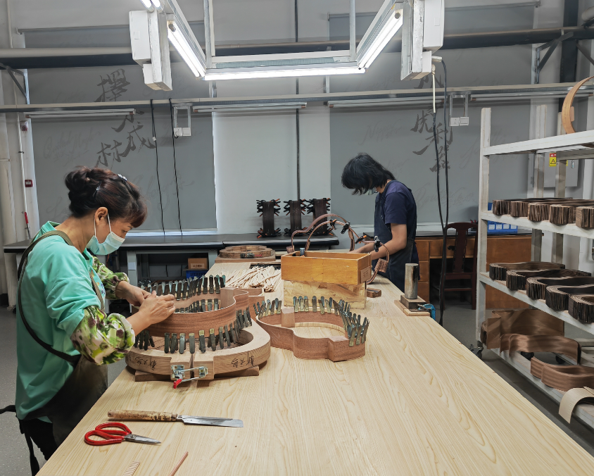 工匠正在制作吉他。范昊天摄