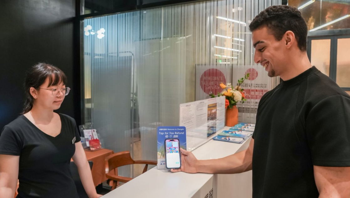 外国友人在IFS退税服务点完成退税服务