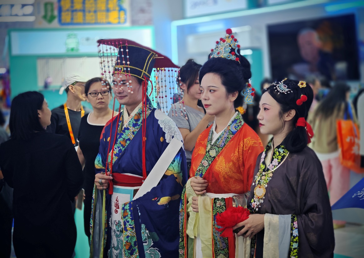 展商穿上古装服饰，欢迎观众前来参观洽谈。人民网记者 黄盛摄