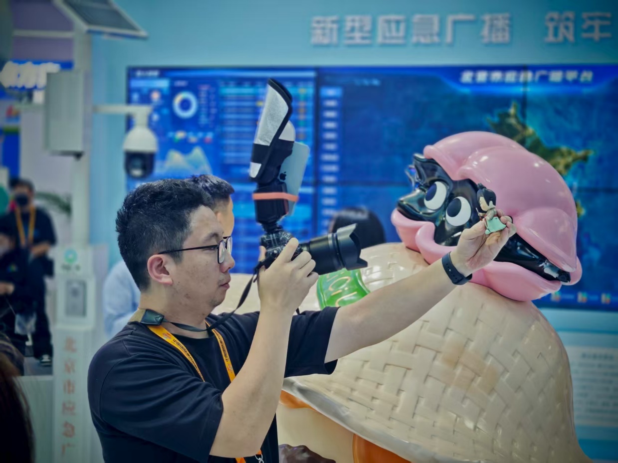 摄影爱好者拍摄潮玩产品。人民网记者 黄盛摄