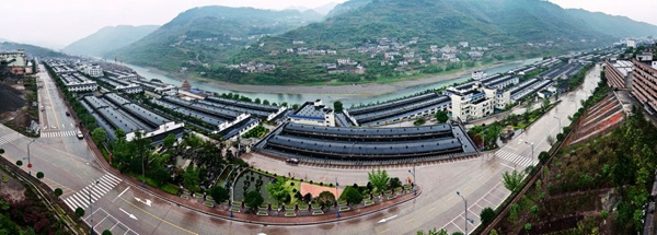赤水河畔的发展景象。茅台集团供图