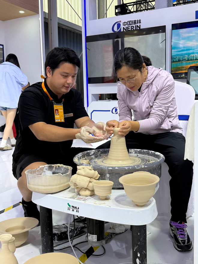 觀眾在體驗江西景德鎮瓷器制作。人民網記者 杜燕飛攝