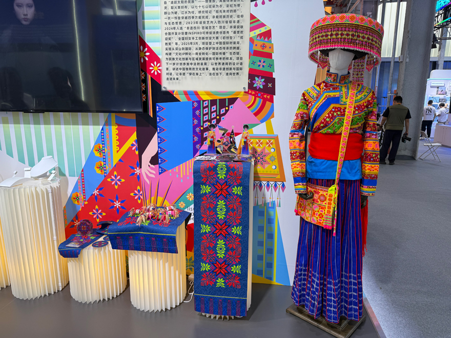 四川展台展示的傈僳族服飾。人民網記者 杜燕飛攝