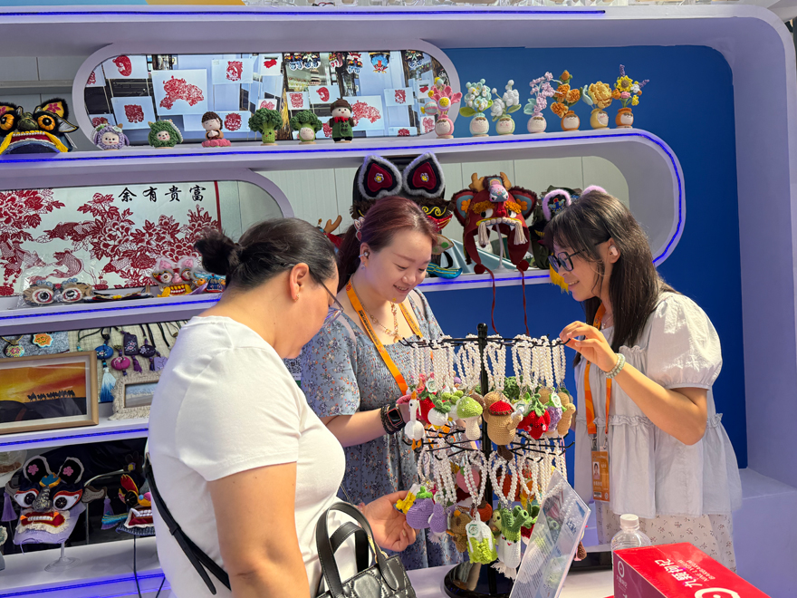 寧夏展台工作人員向觀眾介紹展品。人民網記者 杜燕飛攝