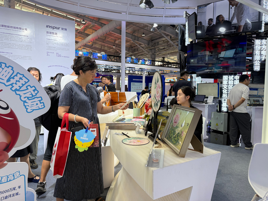 觀眾在展館裡選購文創產品。人民網記者 杜燕飛攝