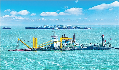 跟採太湖清淤船“模塊化結構，能有效提升裝備跨場景適配能力與復用價值。”中交天航局華東公司總工程師、“太湖之光”建造負責人董道武表示，這種創新設計使“太湖之光”“太湖之星”不再是專屬於太湖治理的“一次性工具”，而是能轉戰不同水域的“全能型選手”。未來，兩台裝備將有望形成多種技術組合，在全國300多個內湖靈活復用，綜合效益成倍提升。