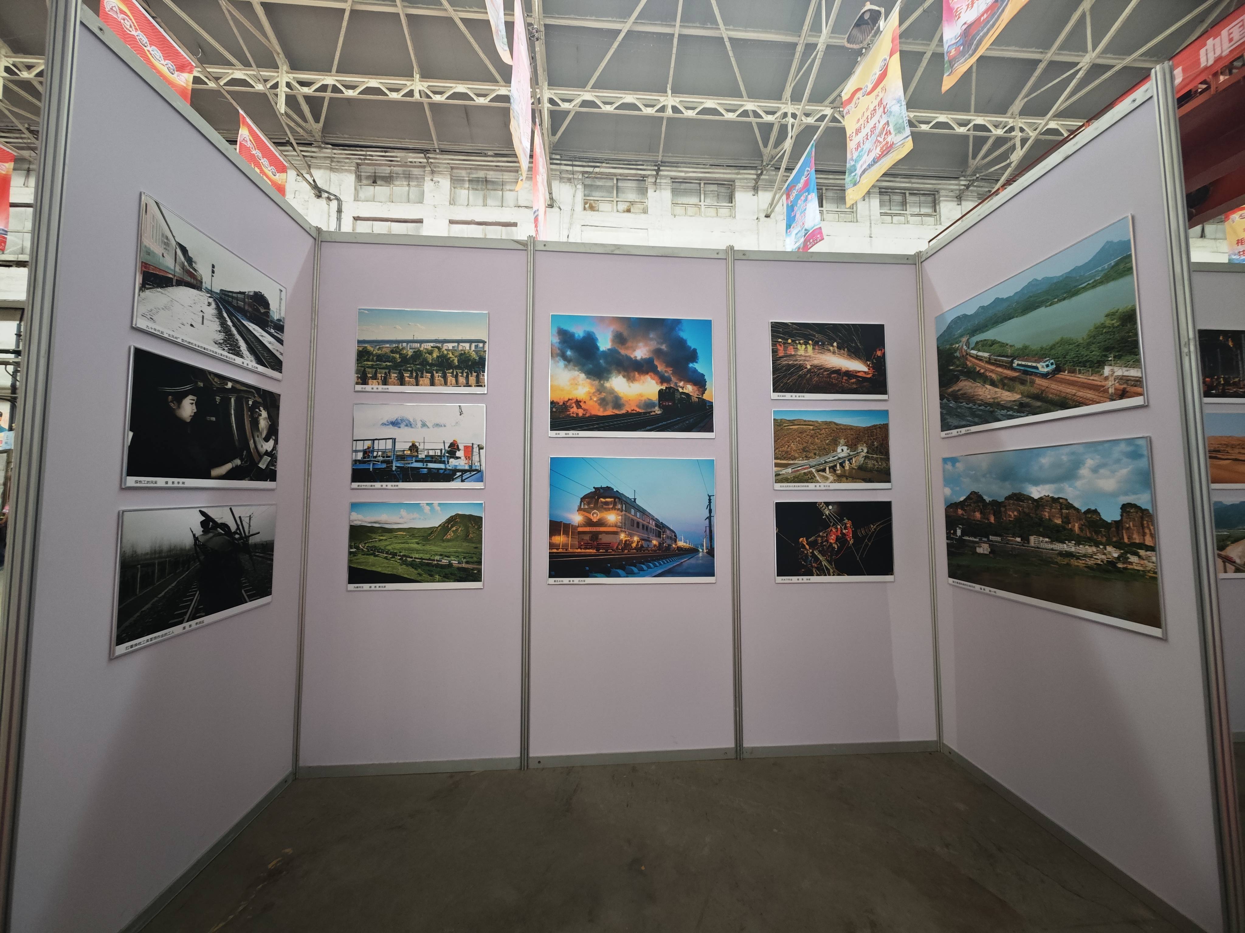 中国铁路发展史的摄影作品。人民网记者 王天乐摄